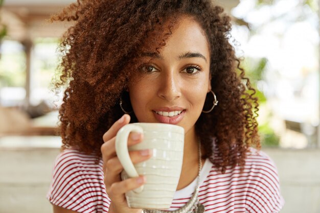 カフェで美しいアフリカ系アメリカ人女性