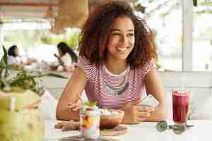 Бесплатное фото Красивая афро-американская женщина в кафе
