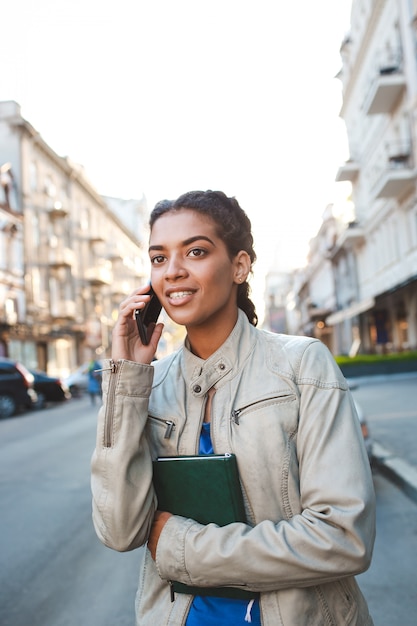 Bella ragazza africana che parla sul cellulare