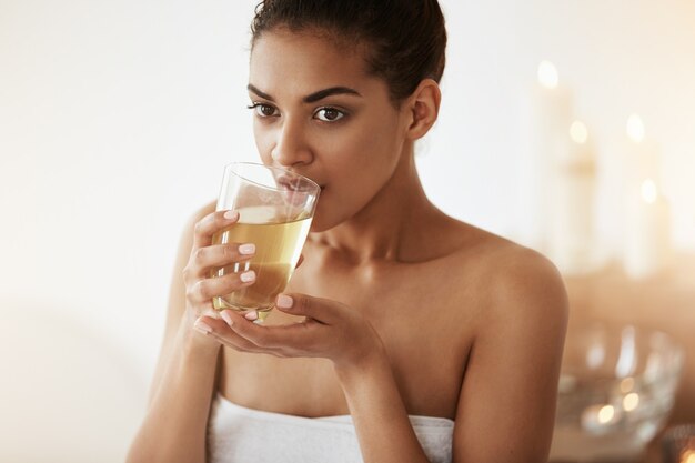 スパサロンで休んでいる緑茶を飲むアフリカの女性 無料の写真