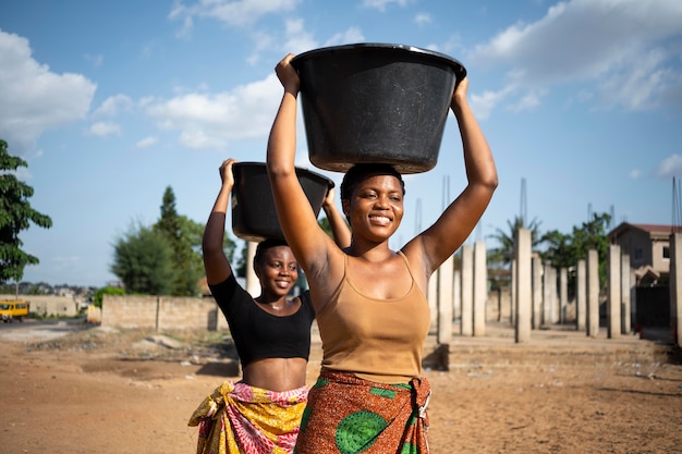 물을 가져 오는 아름 다운 아프리카 여성