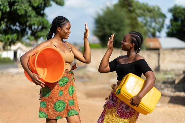 Красивые африканские женщины веселятся за водой