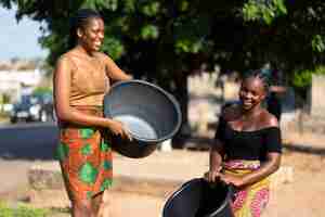 Бесплатное фото Красивые африканские женщины веселятся за водой