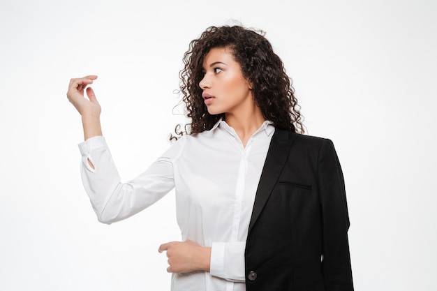 Free photo beautiful african young businesswoman holding something in her hand