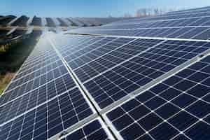 Бесплатное фото Красивая альтернативная энергетическая установка с солнечными батареями