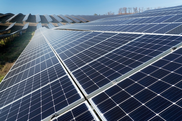 태양 전지 패널이 있는 아름다운 대체 에너지 발전소