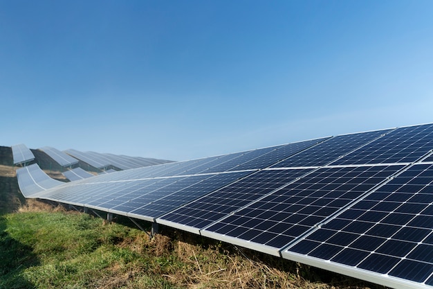태양 전지 패널이 있는 아름다운 대체 에너지 발전소