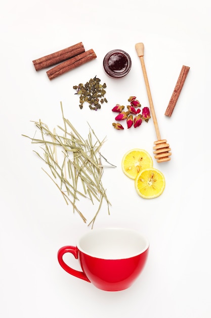 Бесплатное фото Красивые и вкусные сухие чайные листья с травами, цветами, ягодами и фруктами