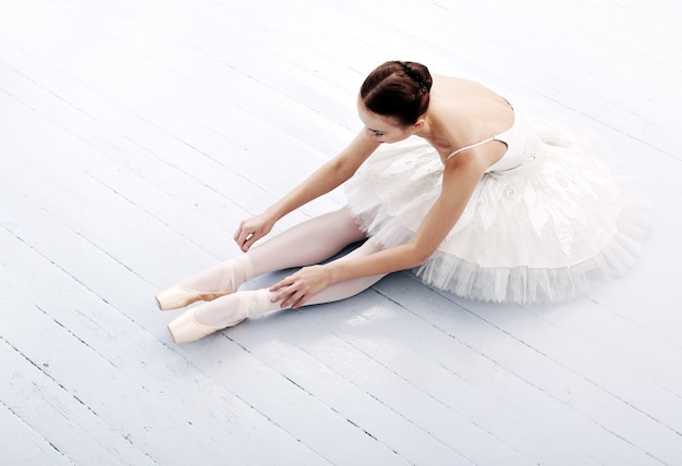 Бесплатное фото Красивая и шикарная балерина сидит на полу