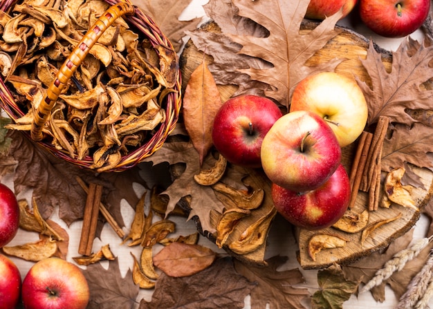 Free photo beautiful apples layout on dry leaves