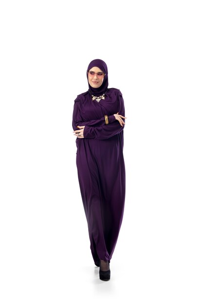 Красивая арабская женщина позирует в стильном хиджабе, изолированном на белом