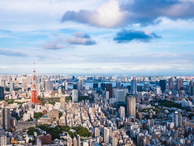 Красивая архитектура и здание вокруг города токио с башней токио в Японии