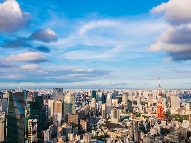 Foto gratuita bella architettura e costruzione intorno alla città di tokyo con la torre di tokyo nel giappone