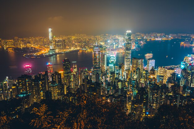 香港の都市のスカイラインの美しい建築の外観の外壁景色