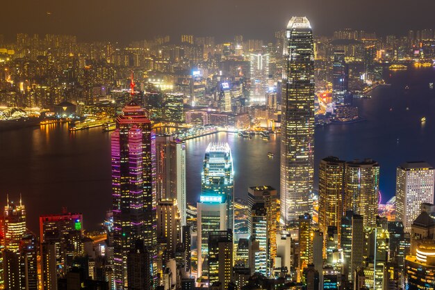 香港の都市のスカイラインの美しい建築の外観の外壁景色