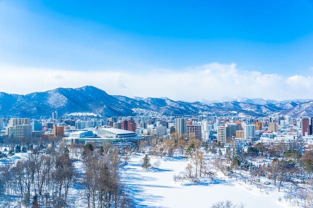 冬の季節の札幌市北海道の山の風景と美しい建築