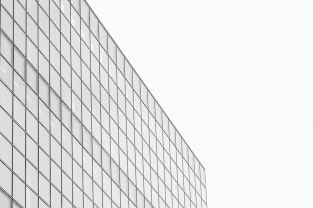 Foto gratuita bello edificio per uffici dell'architettura con forma della finestra di vetro
