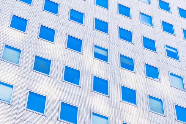ガラス窓の形をした美しい建築事務所ビル