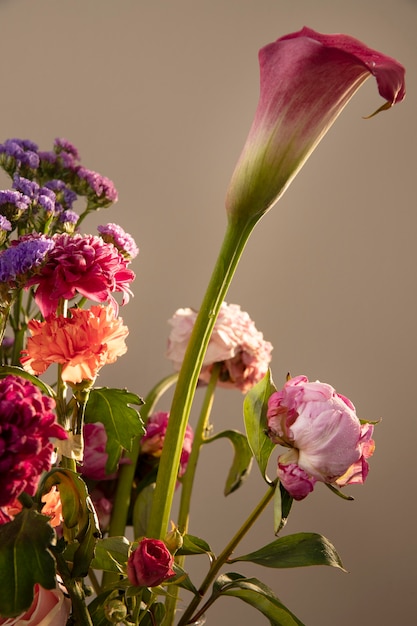 Foto gratuita bella composizione di fiori per una festeggiata