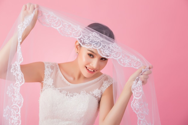 Бесплатное фото Красивый азиатский портрет невесты в розовом