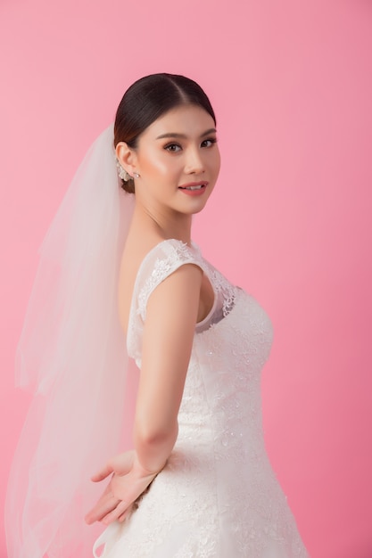 ピンクの美しいアジアの花嫁の肖像画