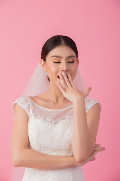 Красивый азиатский портрет невесты в розовом