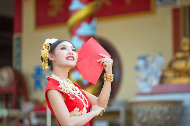 赤いドレスを着ている美しいアジアの女の子