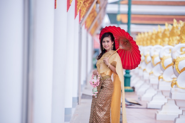 歓迎式で美しいアジア。美ファンタジータイの女性。