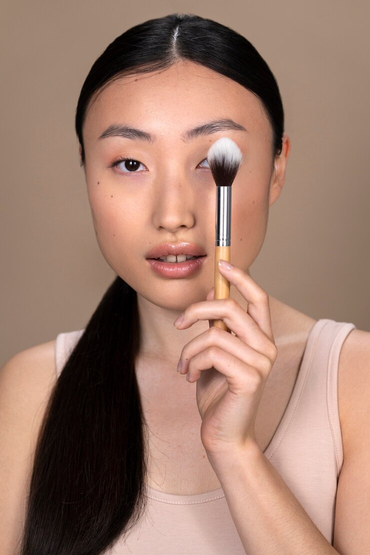 무료 Photo 메이크업을 적용하는 아름 다운 아시아 여자
