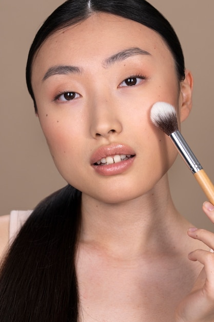 化粧をしている美しいアジアの女性