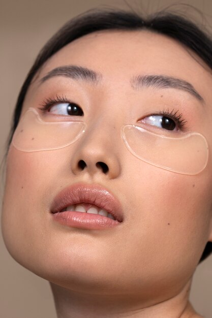 아름다운 아시아 여성이 피부 치료를 받고 있습니다.
