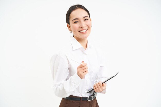 Free photo beautiful asian woman entrepreneur with digital tablet working on business project leading meeting a