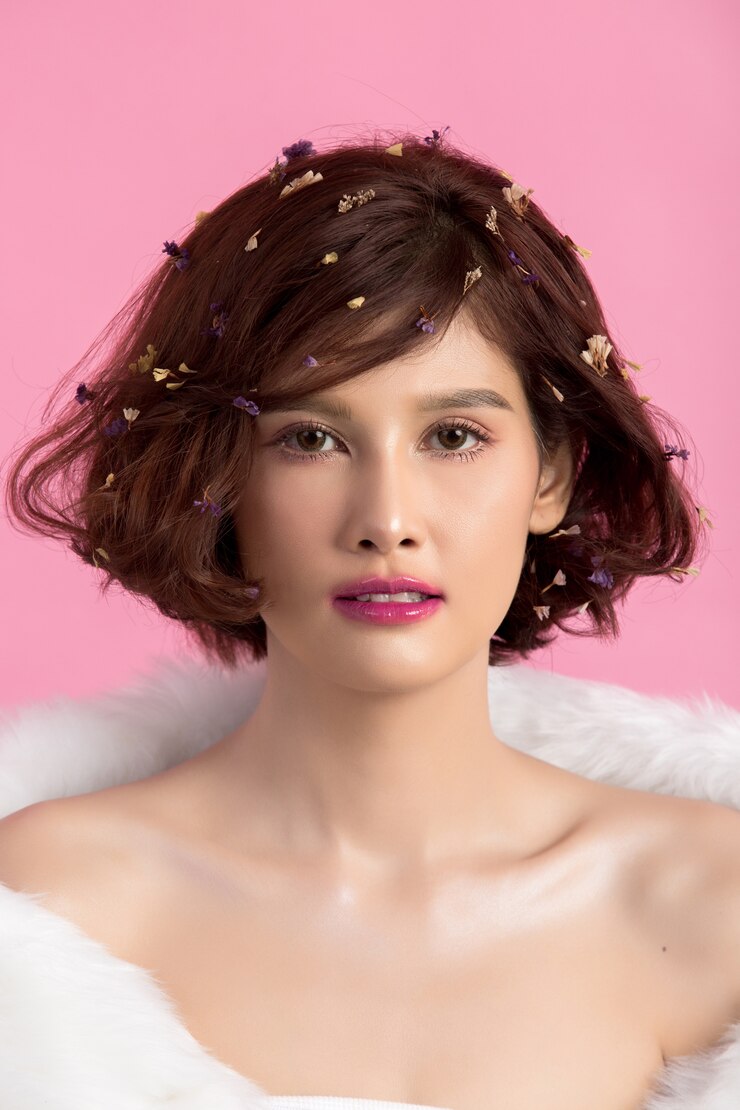 無料Photo ピンクに分離された美しいアジアの女性
