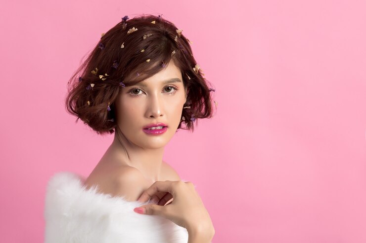 無料Photo ピンクに分離された美しいアジアの女性