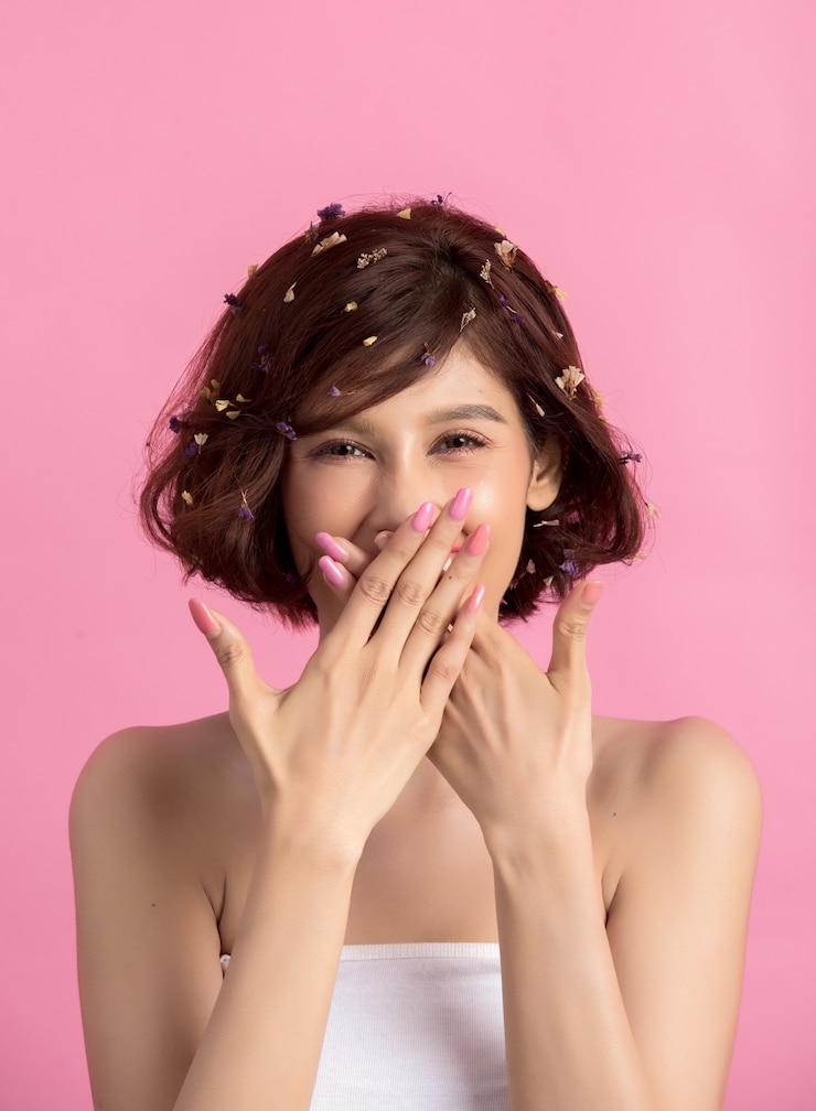 無料Photo ピンクに分離された美しいアジアの女性