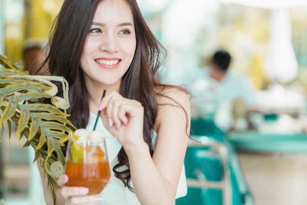 아름 다운 아시아 여자 좋은 미소와 녹색 잎 나무 초상화와 건강한 피부