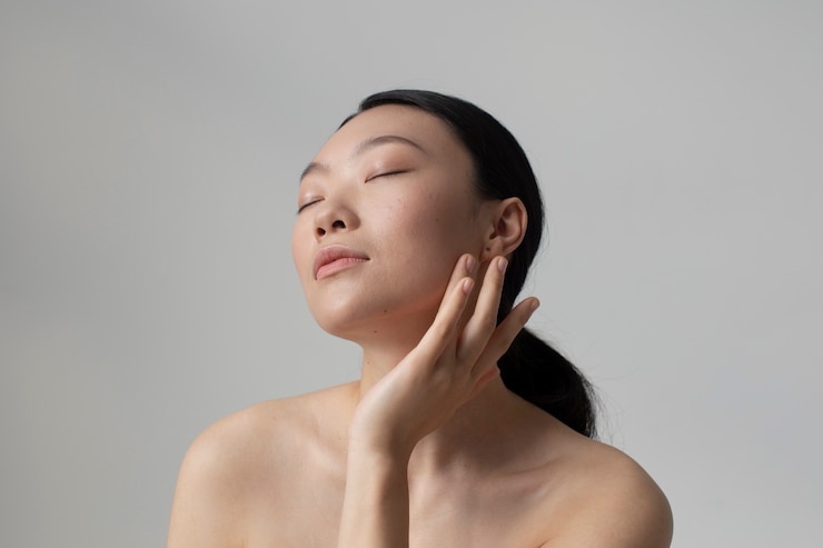 무료 Photo 완벽한 피부로 포즈를 취하는 아름다운 아시아 여성