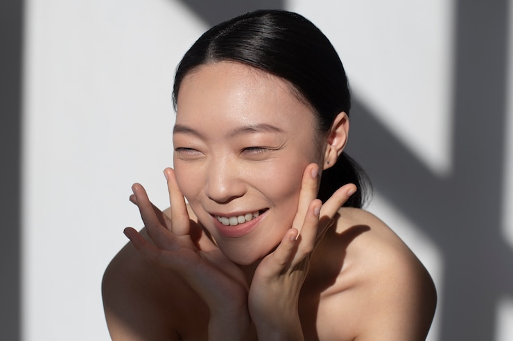 무료 Photo 완벽한 피부로 포즈를 취하는 아름다운 아시아 여성