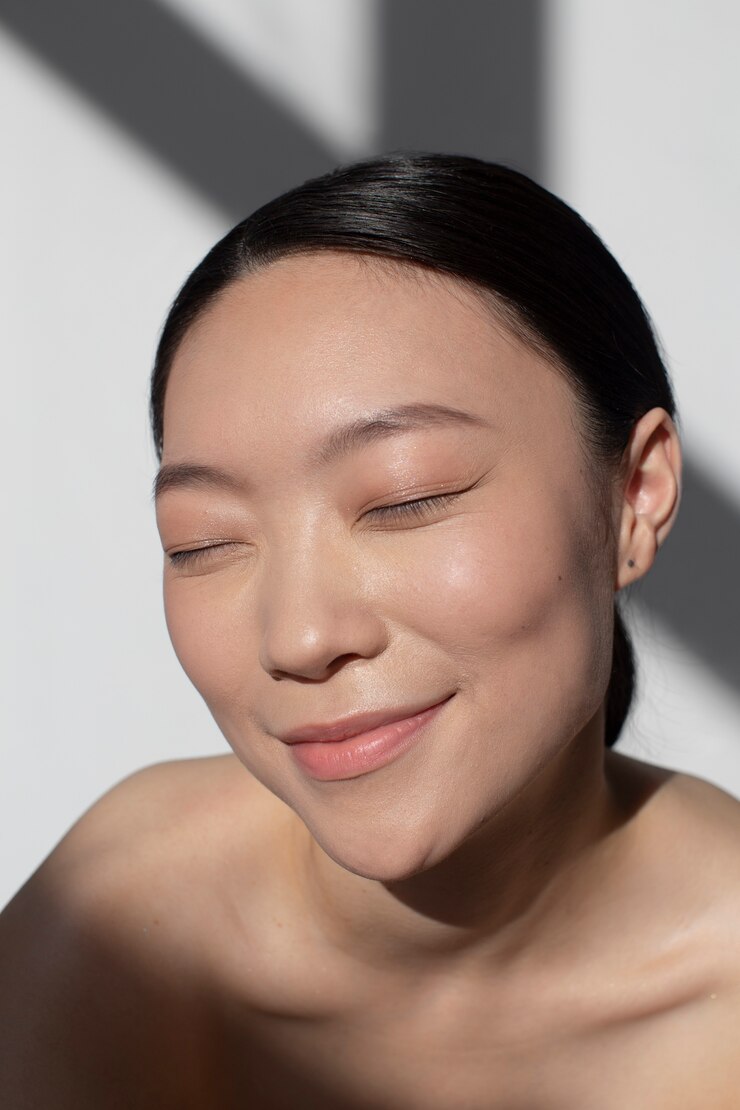 무료 Photo 완벽한 피부로 포즈를 취하는 아름다운 아시아 여성