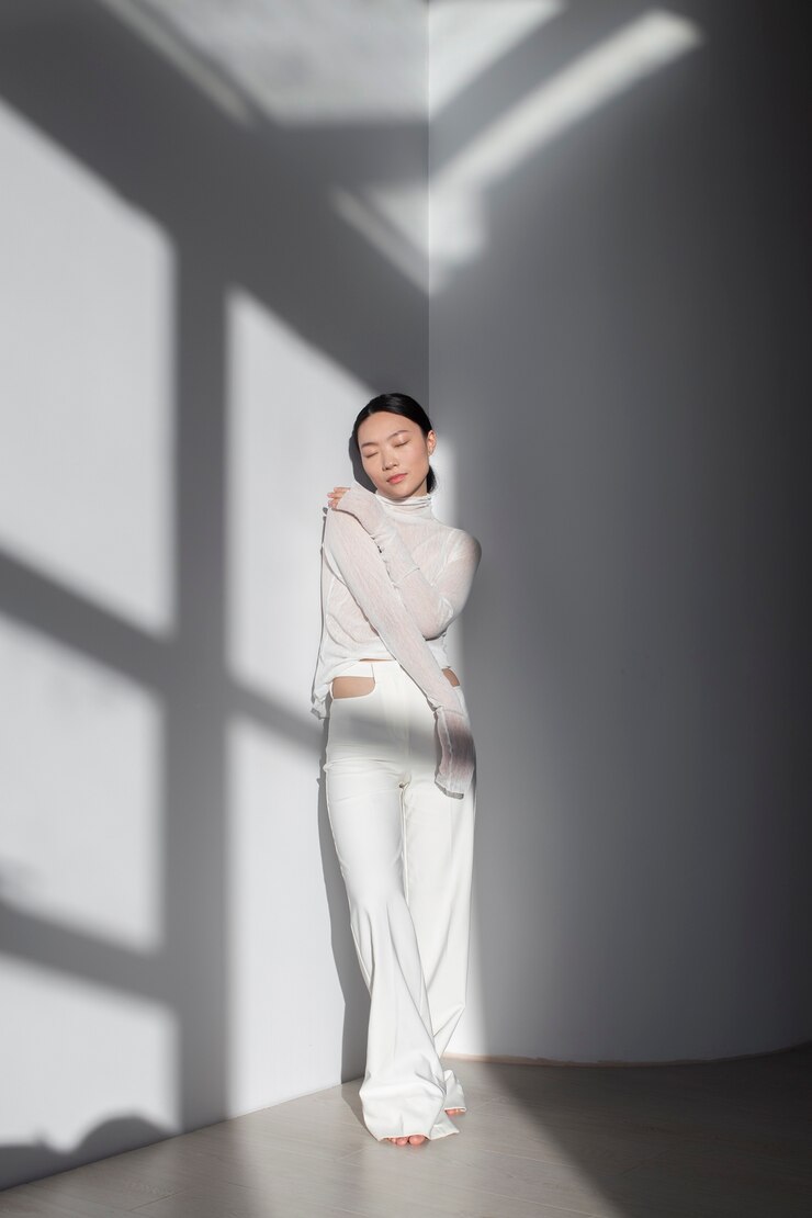 無料Photo 完璧な肌でポーズをとる美しいアジアの女性