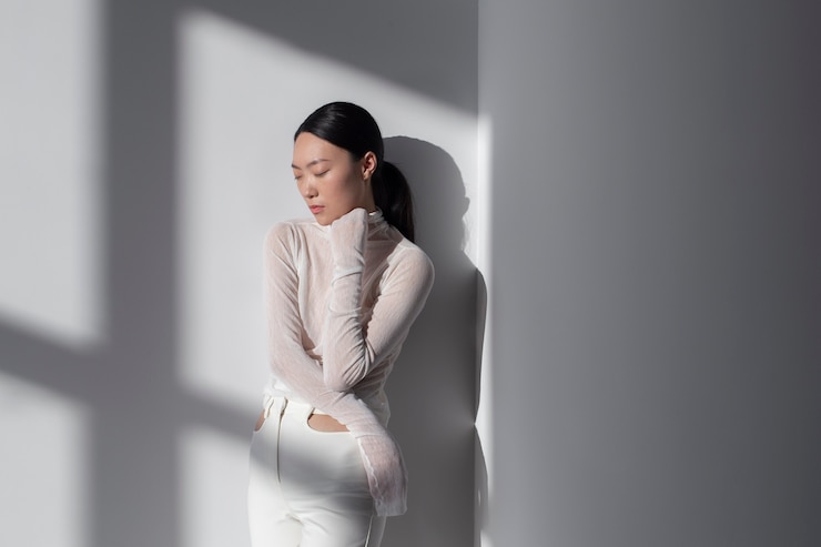 無料Photo 完璧な肌でポーズをとる美しいアジアの女性