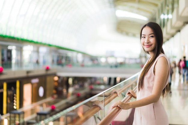 Bella donna asiatica sorriso e felice nel centro commerciale