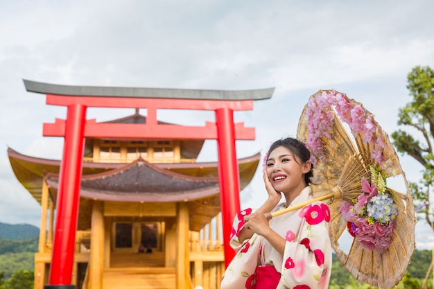 Foto gratuita una bella donna asiatica che indossa un kimono giapponese, concetto di abito tradizionale.