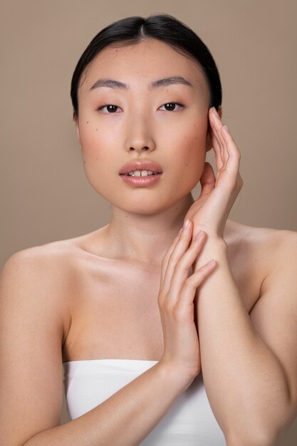 透明な肌を持つ美しいアジアの女性