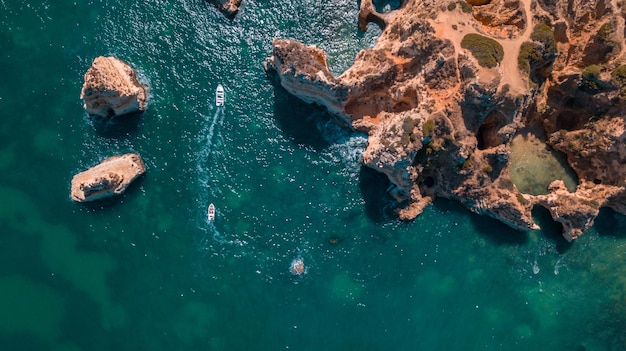 無料写真 晴れた夏の日にポルトガル、アルガルヴェの美しい大西洋のビーチと崖