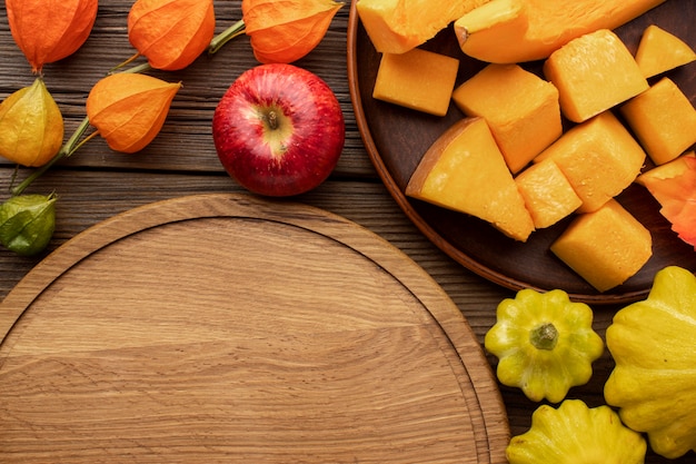 Free photo beautiful autumn arrangement of pumpkin slices