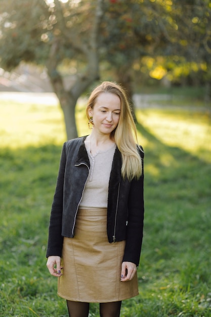 Free photo beautiful autumn girl portrait