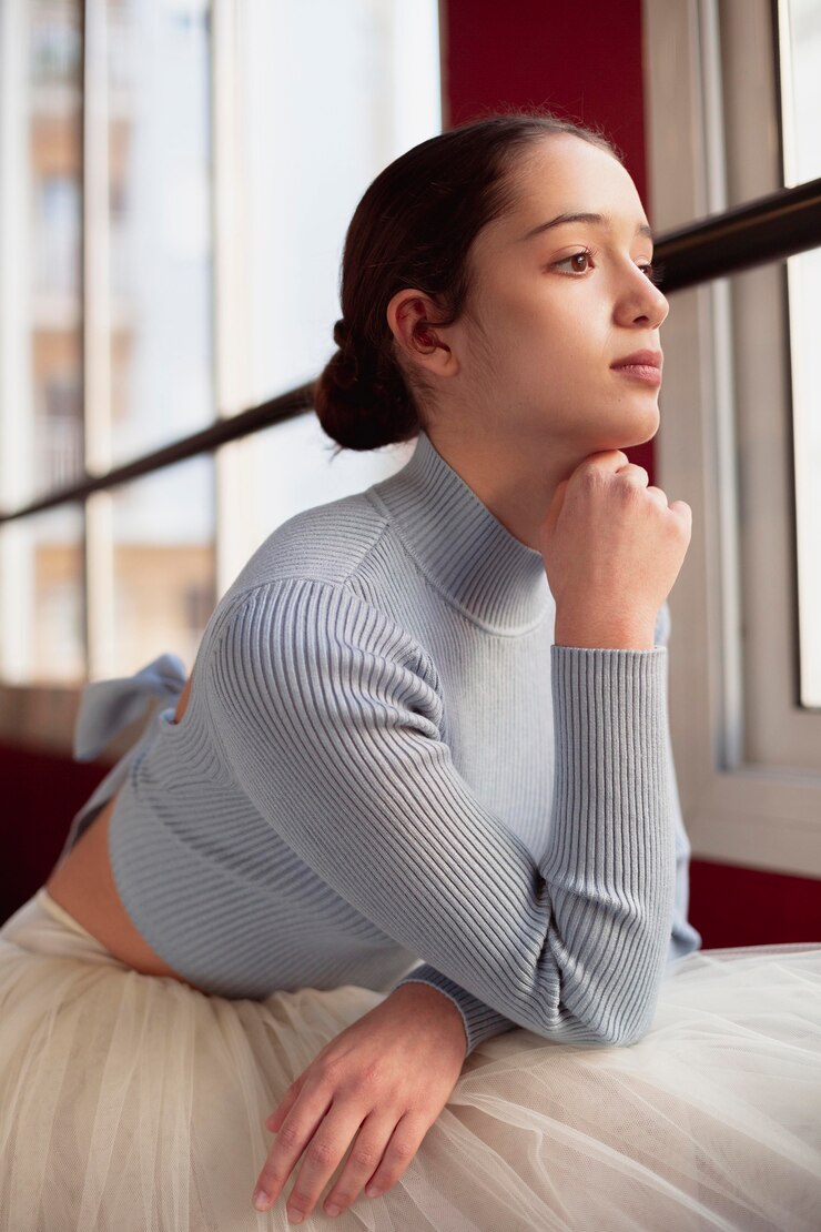 無料Photo 窓越しに見ているチュチュスカートの美しいバレリーナ