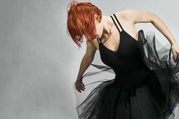 Foto gratuita bella ballerina che indossa il nero tutu