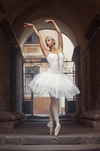 Foto gratuita bella donna di balletto all'aperto